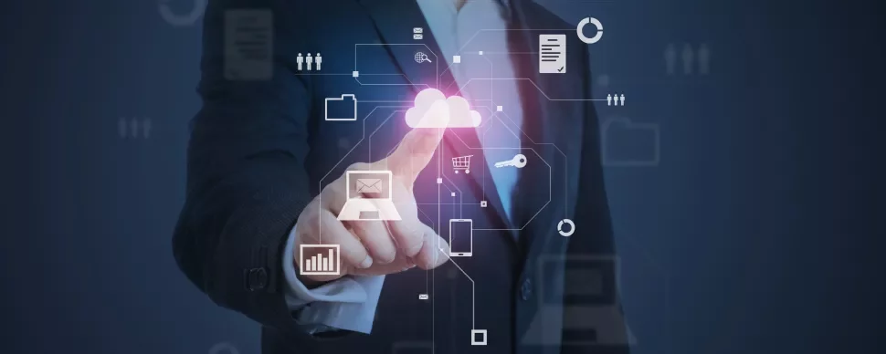 Persona in abito formale tocca un'icona di cloud su uno schermo tecnologico.