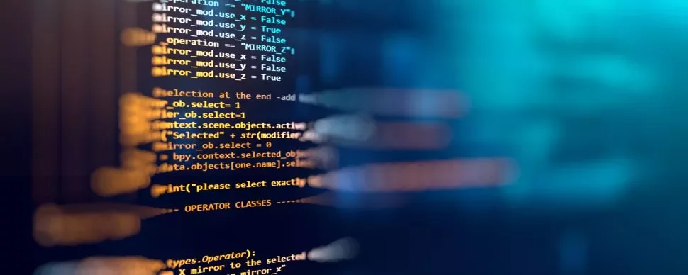 Codice informatico colorato su sfondo sfocato.