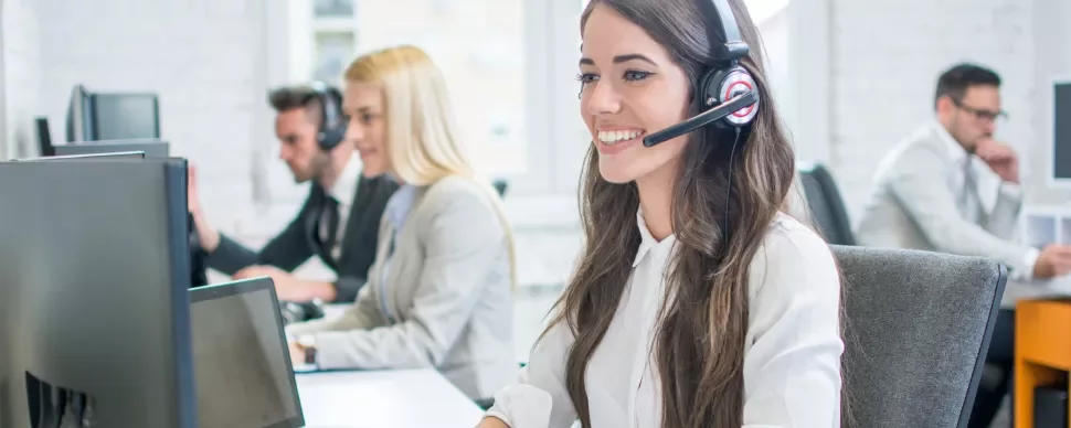 Operatore al computer in un call center.