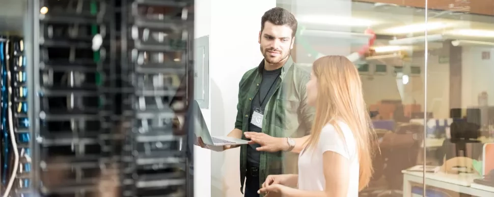 Due persone discutono davanti a un server.