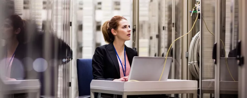 Persona che lavora al computer in un data center.