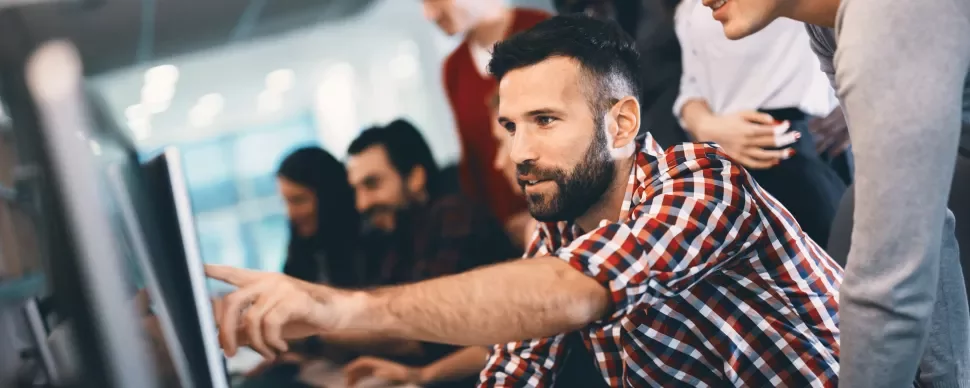 Gruppo di persone che lavora insieme al computer.