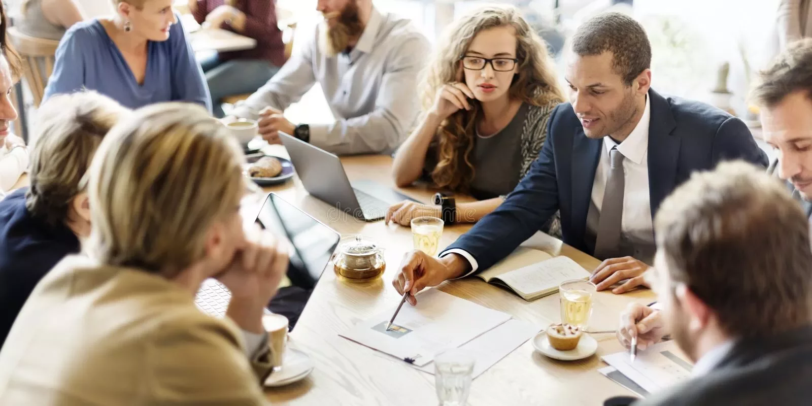 Riunione di lavoro con persone sedute intorno a un tavolo.