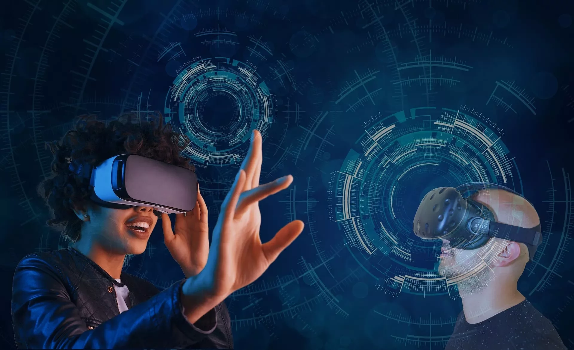 Persona con visore VR immersa in realtà virtuale.