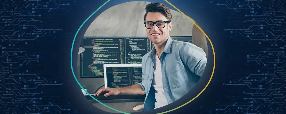Persona al computer con schermi di codice