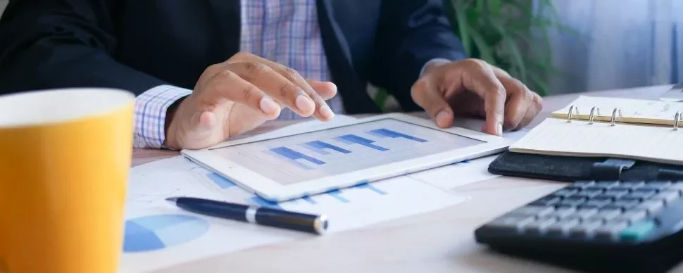 Persona che usa un tablet per analizzare grafici.