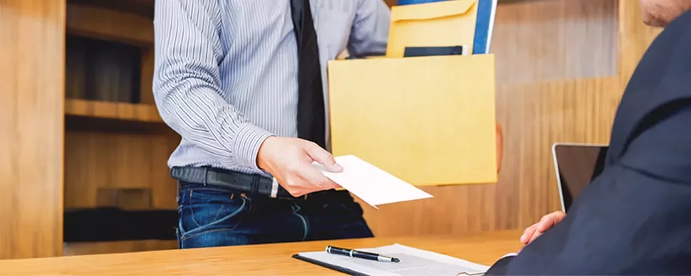Persona consegna una lettera in ufficio.