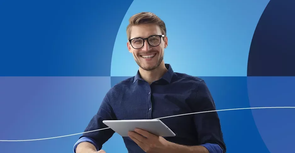 Banner promozionale delle Studi di retribuzione 2026 con un uomo sorridente su sfondo blu.