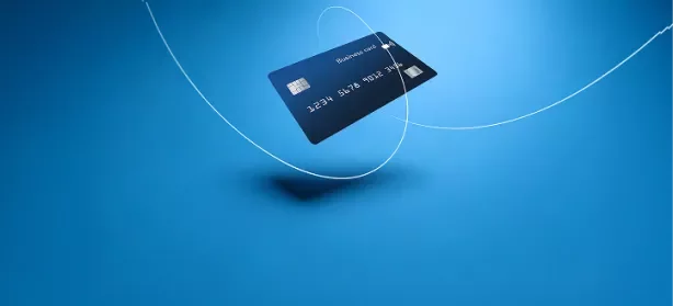 Una carta di credito su sfondo blu sfumato