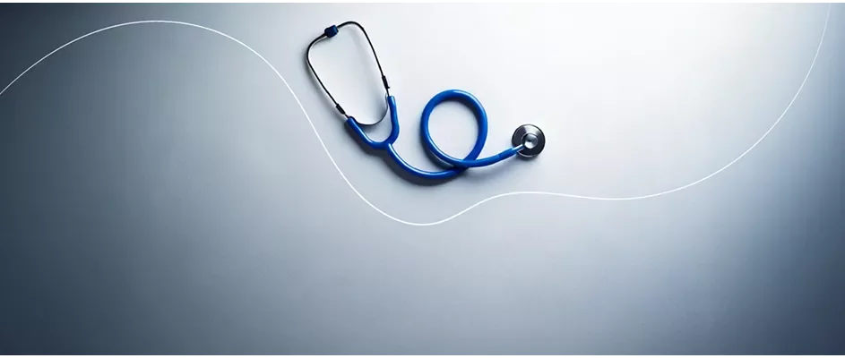 Uno stetoscopio su uno sfondo grigio-bianco sfumato