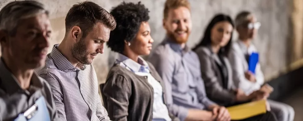 Professionisti seduti in attesa di un colloquio di lavoro