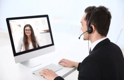 Persona durante una videoconferenza al computer.