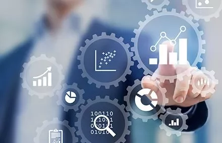 Persona tocca schermo con icone di analisi e grafici in sovrimpressione.