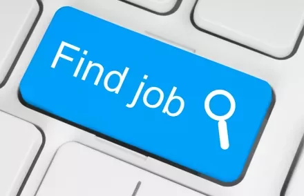 Tasto blu su tastiera con scritta 'Find job'.