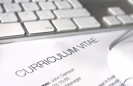Documento di curriculum vitae su un tavolo.