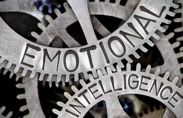 Ingranaggi con la scritta 'emotional intelligence' incisa su di essi.