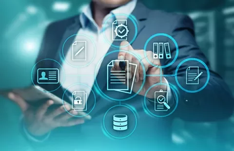 Persona che interagisce con un'interfaccia virtuale di gestione documenti.